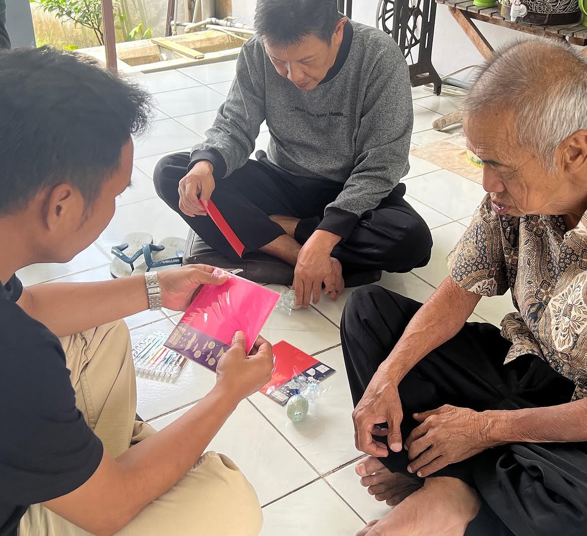 Momen berbagi hadiah dan kasih dengan para kalayan