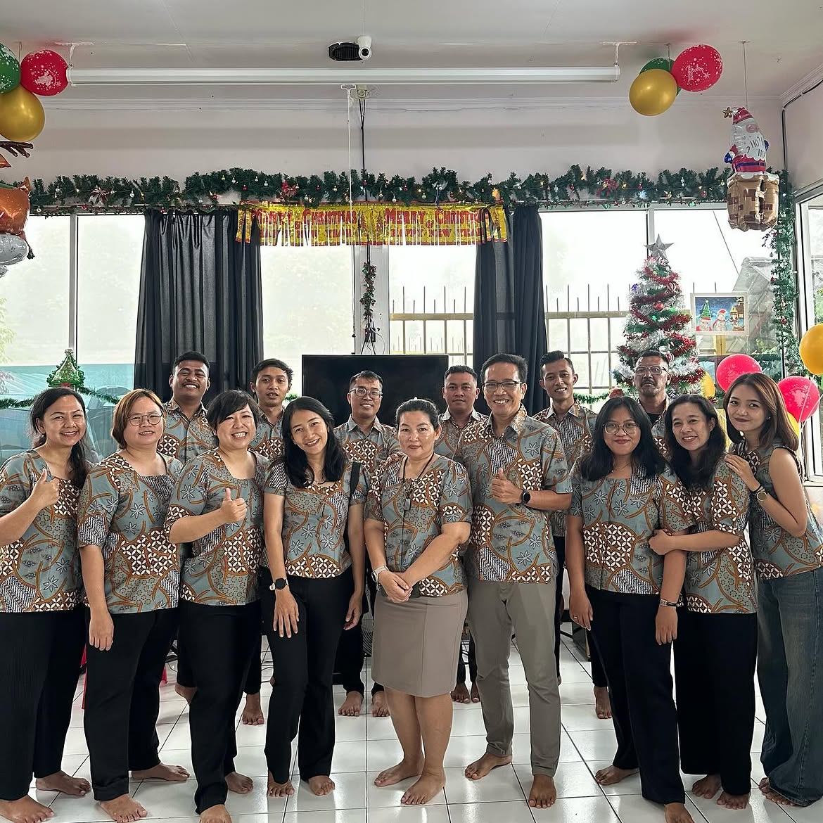 Staf Yayasan Pemulihan Kasih Bapa berfoto bersama dalam perayaan Natal