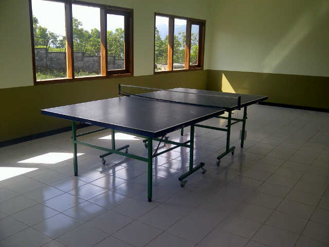 Ruang rekreasi dengan meja tenis meja